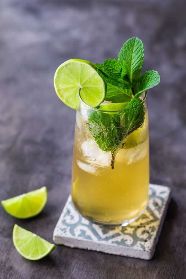 Wasserglas mit Zitronenscheibe auf einem Tisch